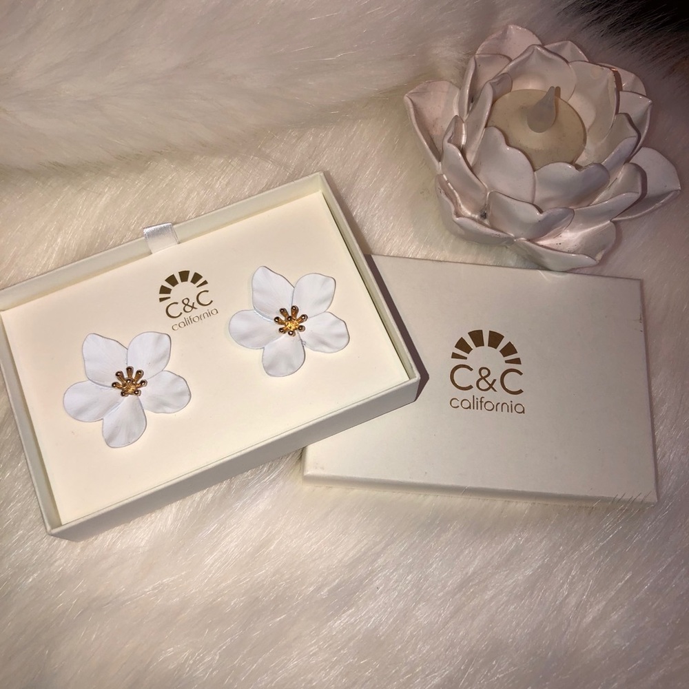 New in box, Lovely Flower Earrings